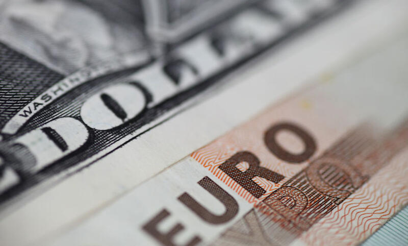 The Dollar Holds Steady Thanks to a Firm Fed and the Crisis in France